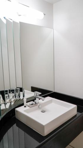 Suite City con cama extragrande del hotel Downtown Grand Las Vegas. Foto 4