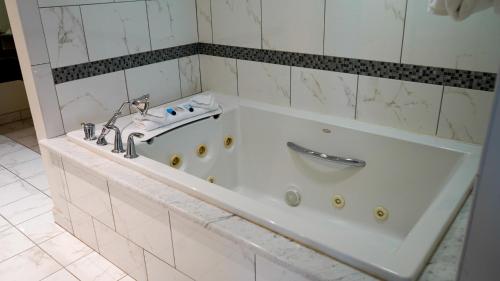 Suite City con cama extragrande del hotel Downtown Grand Las Vegas. Foto 5