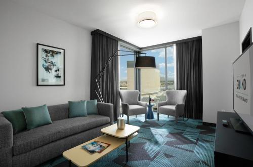 Suite Gallery Tower de 1 dormitorio, con cama extragrande del hotel Downtown Grand Las Vegas