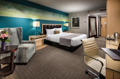 Habitación Grand Deluxe con cama extragrande, adaptada del hotel Downtown Grand Las Vegas. Foto 1