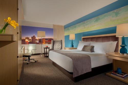 Habitación Grand Deluxe con cama extragrande, adaptada del hotel Downtown Grand Las Vegas. Foto 2