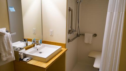 Habitación Grand Deluxe con cama extragrande, adaptada del hotel Downtown Grand Las Vegas. Foto 5