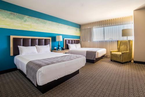 Habitación Grand Deluxe con 2 camas grandes, adaptada del hotel Downtown Grand Las Vegas