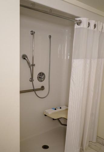 Estudio Grand con cama extragrande, adaptado del hotel Downtown Grand Las Vegas. Foto 3