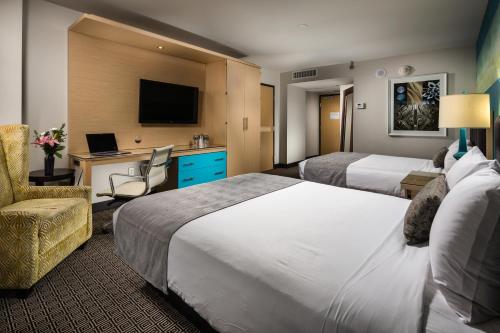 Estudio Grand con 2 camas grandes, adaptado del hotel Downtown Grand Las Vegas. Foto 1