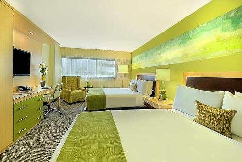 Estudio Grand con 2 camas grandes, adaptado del hotel Downtown Grand Las Vegas. Foto 3