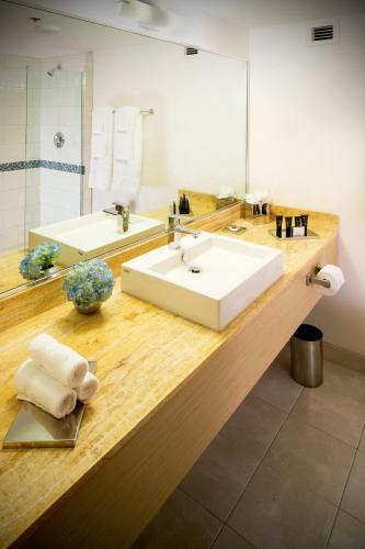 Estudio Grand con 2 camas grandes del hotel Downtown Grand Las Vegas. Foto 2
