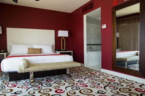 Suite con vistas a la ciudad y cama extragrande - Adaptada para personas con discapacidad del hotel Downtown Grand Las Vegas. Foto 1