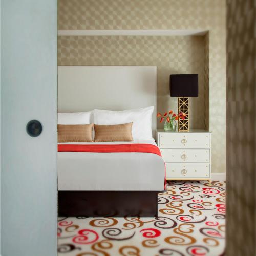 Grand Suite con cama extragrande del hotel Downtown Grand Las Vegas