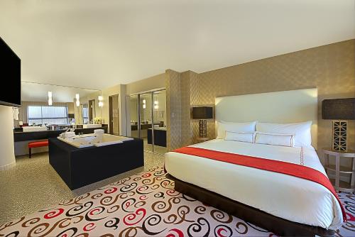 Grand Suite con cama extragrande del hotel Downtown Grand Las Vegas. Foto 3