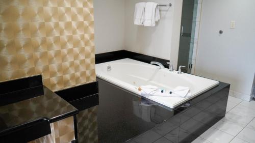Grand Suite con cama extragrande del hotel Downtown Grand Las Vegas. Foto 4