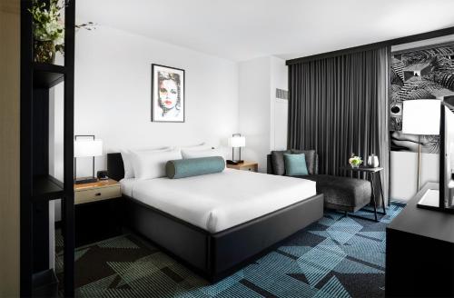 Habitación doble Deluxe Gallery Tower con cama extragrande, adaptada del hotel Downtown Grand Las Vegas