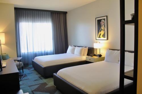 Habitación doble Deluxe Gallery Tower con 2 camas grandes, adaptada del hotel Downtown Grand Las Vegas. Foto 4