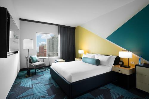 Suite Gallery Tower de 1 dormitorio, adaptada y con cama extragrande del hotel Downtown Grand Las Vegas. Foto 1