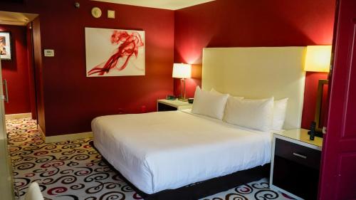 Suite con vistas a la ciudad y cama extragrande - Adaptada para personas con discapacidad del hotel Downtown Grand Las Vegas. Foto 3