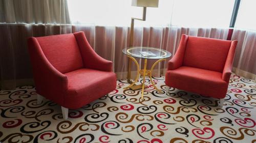 Grand Suite con cama extragrande del hotel Downtown Grand Las Vegas. Foto 3