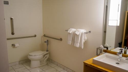 Estudio Grand con 2 camas grandes, adaptado del hotel Downtown Grand Las Vegas. Foto 4