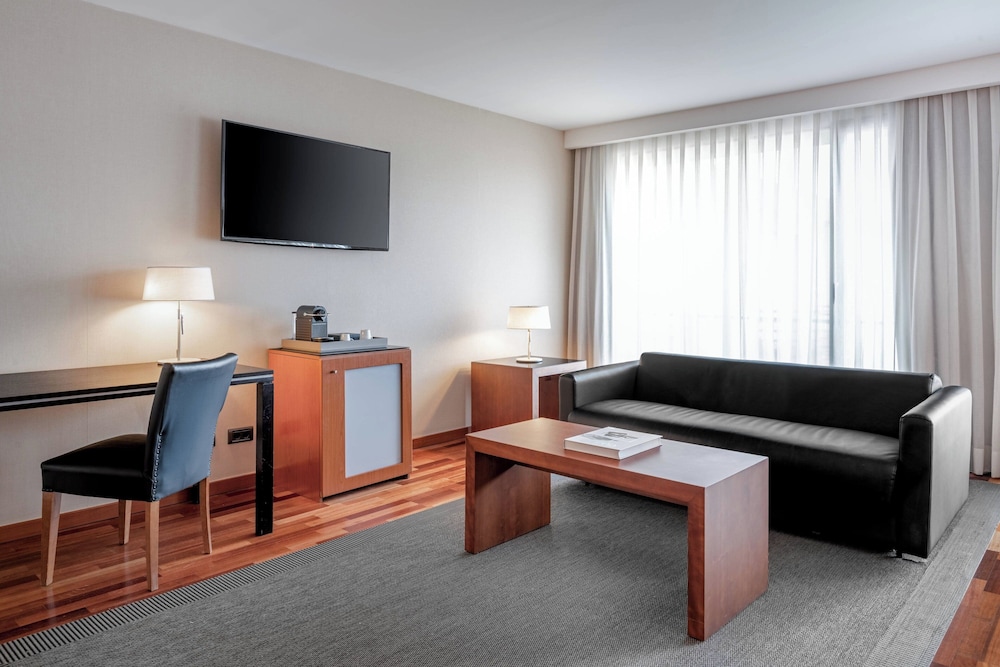 Suite, 1 cama de matrimonio grande con sofá cama del hotel Ac La Rioja By Marriott. Foto 1