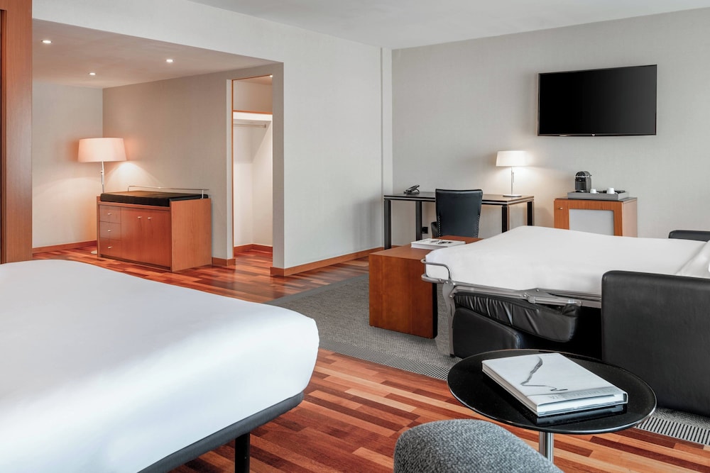 Suite, 1 cama de matrimonio grande con sofá cama del hotel Ac La Rioja By Marriott. Foto 3