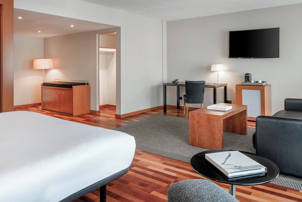 Suite, 1 cama de matrimonio grande con sofá cama del hotel Ac La Rioja By Marriott. Foto 4