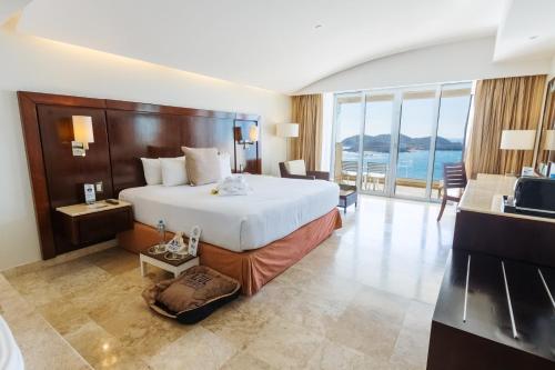 Suite con cama extragrande del hotel Azul Ixtapa Grand All Inclusive Suites and Spa