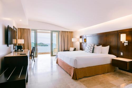 Suite con cama extragrande del hotel Azul Ixtapa Grand All Inclusive Suites and Spa. Foto 1