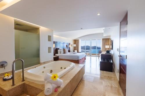 Suite con cama extragrande del hotel Azul Ixtapa Grand All Inclusive Suites and Spa. Foto 2