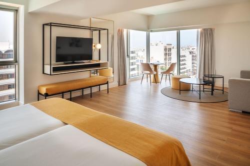 Suite con vistas a la ciudad del hotel Arrecife Gran and Spa