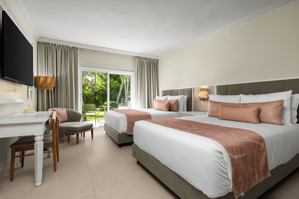 Habitación estándar, 2 camas dobles (Vista Tropical) del hotel Wyndham Alltra Punta Cana All-Inclusive Resort. Foto 2