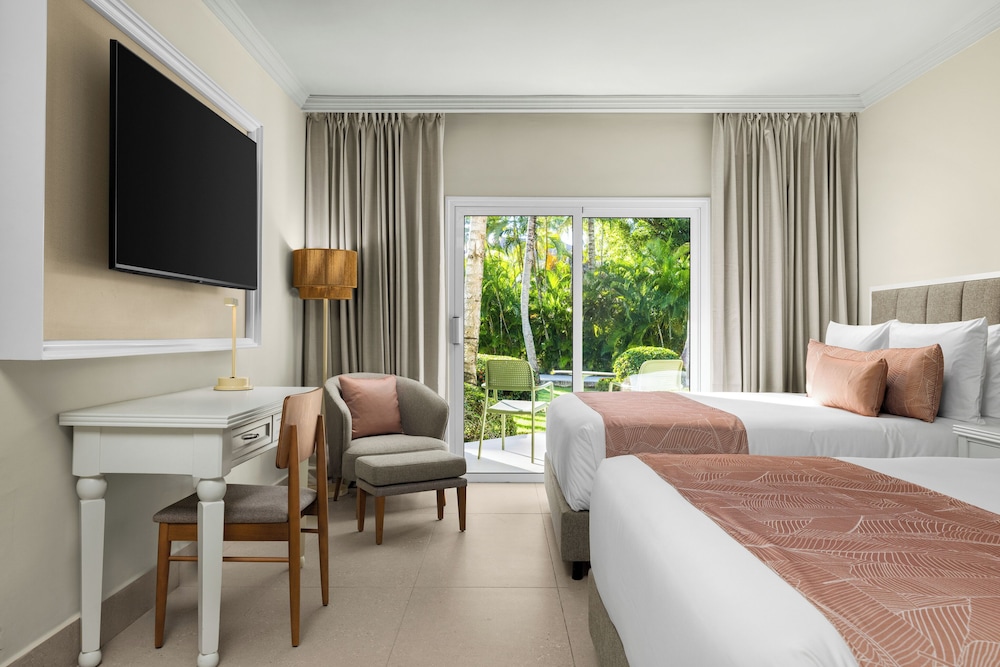 Habitación estándar, 2 camas dobles (Vista Tropical) del hotel Wyndham Alltra Punta Cana All-Inclusive Resort. Foto 4