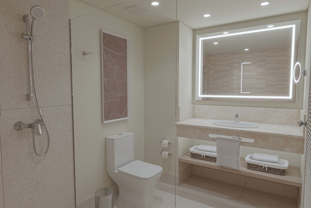 Suite Junior - 2 Camas Dobles y 1 Sofá Cama Individual del hotel Wyndham Alltra Punta Cana All-Inclusive Resort. Foto 4