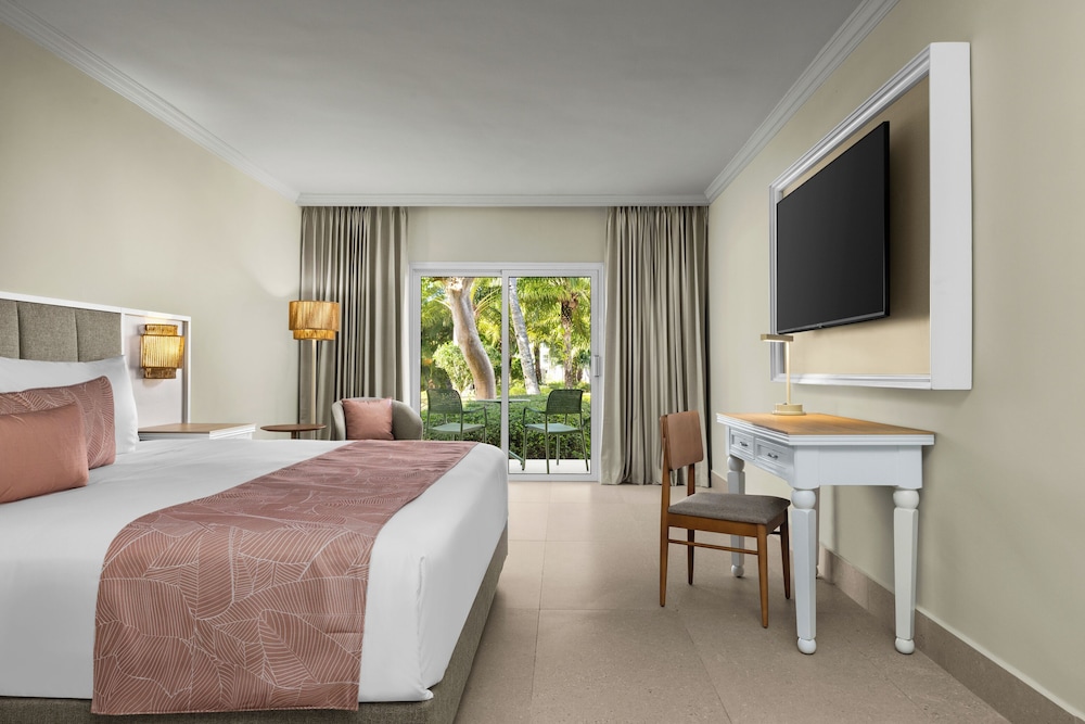 Suite junior, 1 cama de matrimonio grande con sofá cama (Tropical View | Club) del hotel Wyndham Alltra Punta Cana All-Inclusive Resort. Foto 4