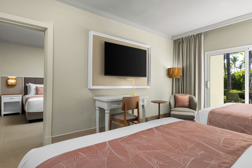 Suite Junior - 1 Cama King y 2 Camas Dobles del hotel Wyndham Alltra Punta Cana All-Inclusive Resort