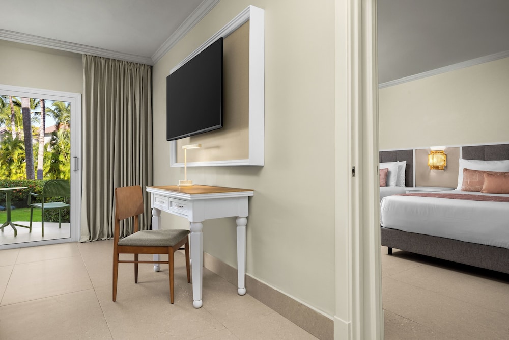 Suite Junior - 1 Cama King y 2 Camas Dobles del hotel Wyndham Alltra Punta Cana All-Inclusive Resort. Foto 5