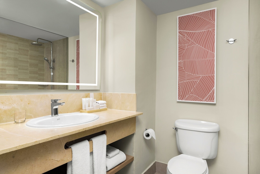 Suite Junior - 1 Cama King y 2 Camas Dobles del hotel Wyndham Alltra Punta Cana All-Inclusive Resort. Foto 7