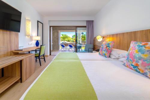 Habitación Twin Superior con vista al jardín - 2 camas del hotel Costa Calero Thalasso and Spa. Foto 3