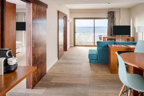 Suite Select con vista al mar del hotel Costa Calero Thalasso and Spa. Foto 3