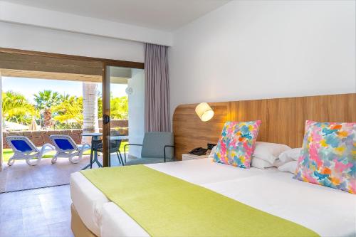 Habitación Doble Superior con vistas al jardín - 2 camas del hotel Costa Calero Thalasso and Spa. Foto 8