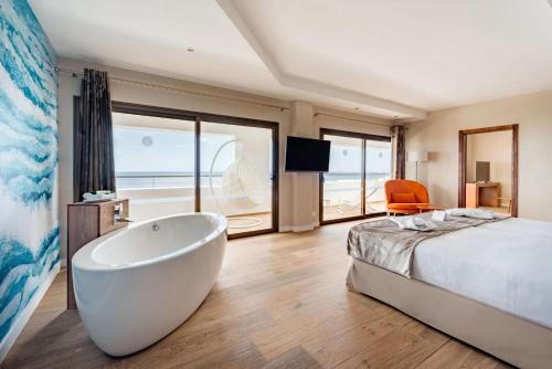 Suite Select con vista al mar del hotel Costa Calero Thalasso and Spa. Foto 1