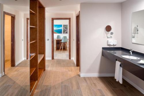 Suite Select con vista al mar del hotel Costa Calero Thalasso and Spa. Foto 2