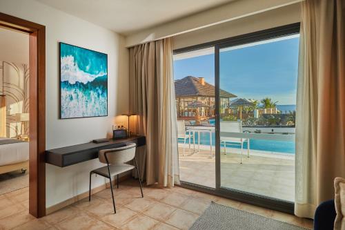 Suite Vista Mar Lujo Balcón o Terraza 1 Cama king Club Acceso Piscina piscina 2 Camas dobles del hotel Secrets Lanzarote Resort and Spa – Adults Only (+18). Foto 7