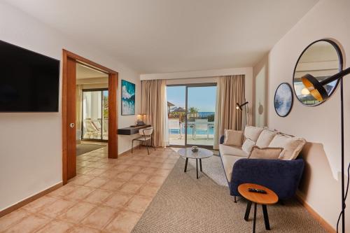 Suite Vista Mar Lujo Balcón o Terraza 1 Cama king Club Acceso Piscina piscina 2 Camas dobles del hotel Secrets Lanzarote Resort and Spa – Adults Only (+18). Foto 8