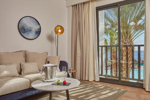 Suite Vista Mar Lujo Superior 1 Cama king 2 Camas dobles del hotel Secrets Lanzarote Resort and Spa – Adults Only (+18). Foto 1