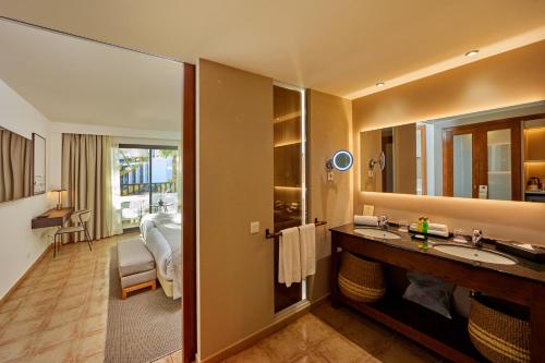 Double Room Pool View del hotel Secrets Lanzarote Resort and Spa – Adults Only (+18). Foto 3