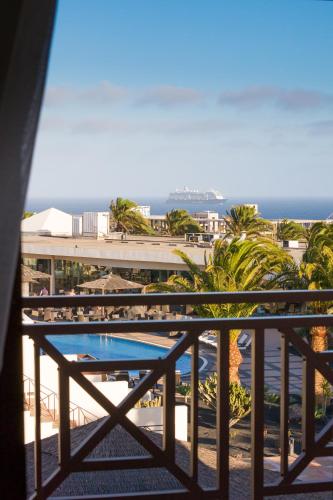 Habitación Doble con vistas a la piscina - 1 o 2 camas del hotel Vitalclass Lanzarote Sports & Wellness Resort. Foto 2