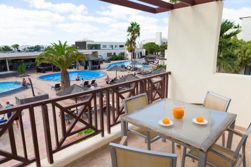 Suite con vistas a la piscina del hotel Vitalclass Lanzarote Sports & Wellness Resort