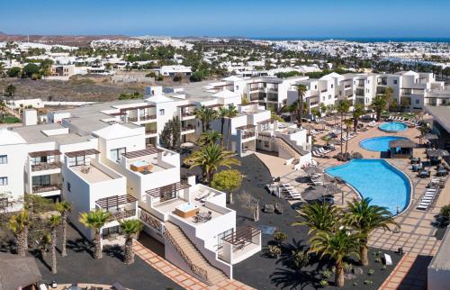 Suite con vistas a la piscina del hotel Vitalclass Lanzarote Sports & Wellness Resort. Foto 2