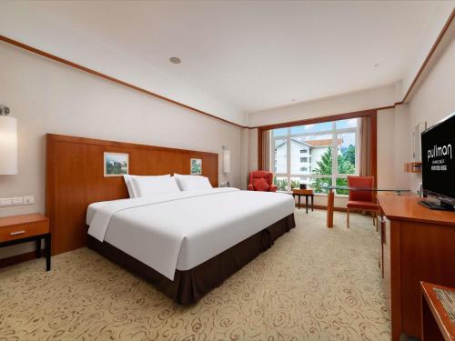Habitación Superior con una cama doble grande del hotel Pullman Zhangjiajie. Foto 1