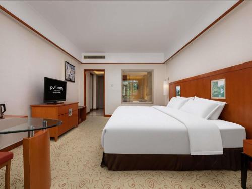 Habitación Superior con una cama doble grande del hotel Pullman Zhangjiajie. Foto 3