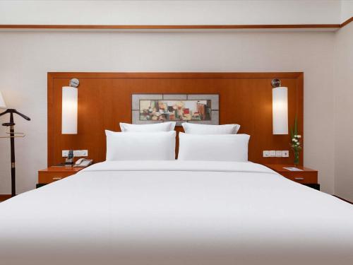 Habitación Executive Deluxe con cama extragrande y acceso al salón del hotel Pullman Zhangjiajie. Foto 2